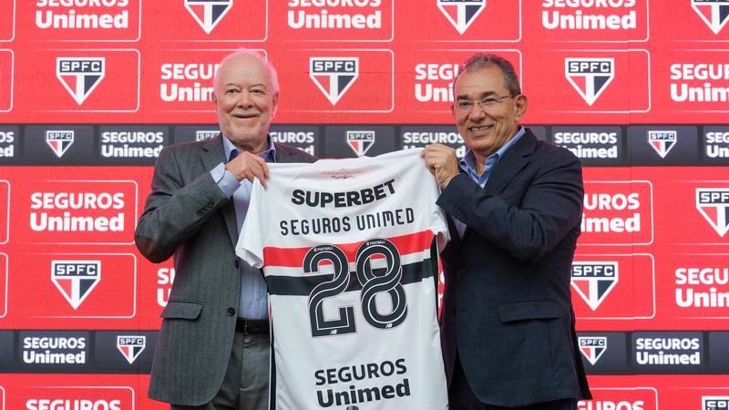 Os presidentes da Seguros Unimed, Helton Freitas e do São Paulo Futebol Clube, Harry Massis Jr., apresentam a nova camisa da equipe Crédito:Gleyson Galdino / São Paulo FC