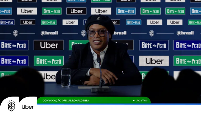 Uber escala Ronaldinho Gaúcho para campanha que celebra os rituais da torcida brasileira
