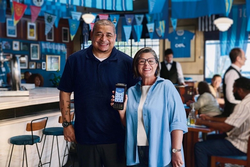 Vampeta vira dono de bar em nova campanha da Cielo com cliente real da marca
