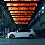 Fábrica da Volkswagen vira pista de corrida para o Golf GTI