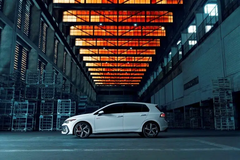 Fábrica da Volkswagen vira pista de corrida para o Golf GTI