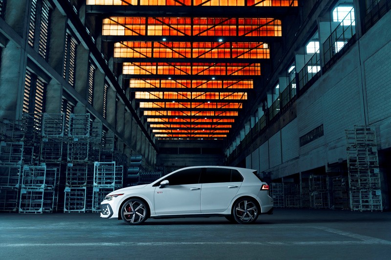 Fábrica da Volkswagen vira pista de corrida para o Golf GTI