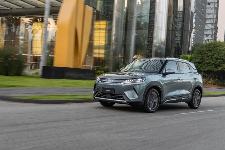 BYD apresenta no Brasil o Atto 2 DM-i Flex, híbrido com motor flex, autonomia acima de 1.000 km e duas versões.