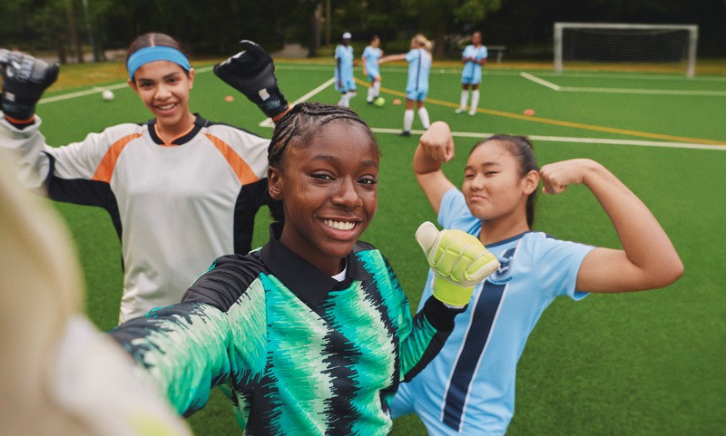 Dove traz ao Brasil programa voltado à autoestima de meninas no esporte e projeta alcançar 80 mil jovens até 2027.