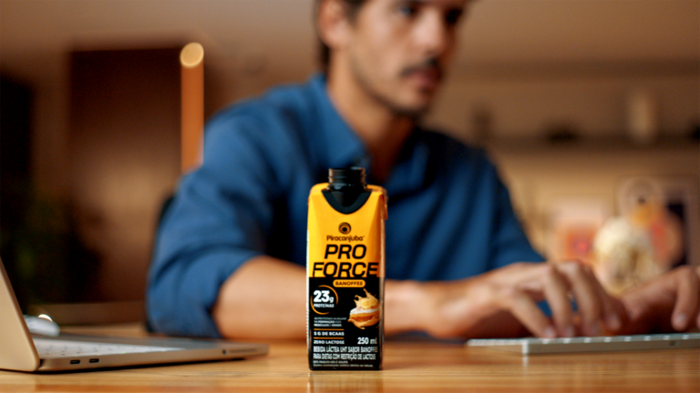 Nova campanha de Piracanjuba ProForce questiona fórmulas prontas da vida saudável e reforça o equilíbrio como parte da performance.