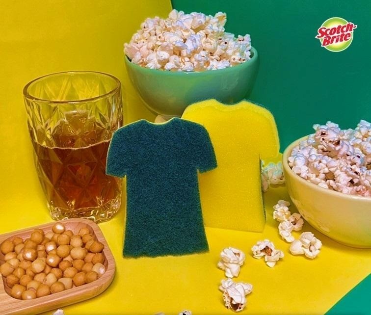 Scotch-Brite coloca o clima das torcidas na cozinha com esponja inspirada em camisa de futebol e campanha voltada aos dias de jogo.