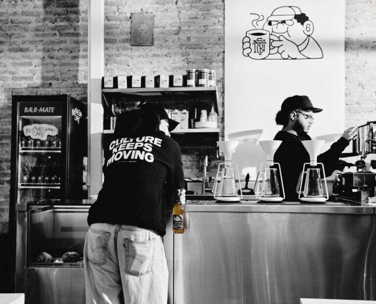 Baer-Mate e Notthesamo lançam collab inédita com jaqueta, moletom, camisetas gráficas, boné e edição especial da garrafa de Baer-Mate