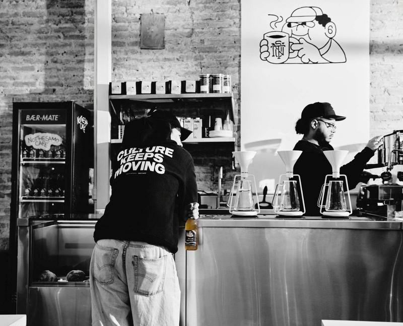 Baer-Mate e Notthesamo lançam collab inédita com jaqueta, moletom, camisetas gráficas, boné e edição especial da garrafa de Baer-Mate
