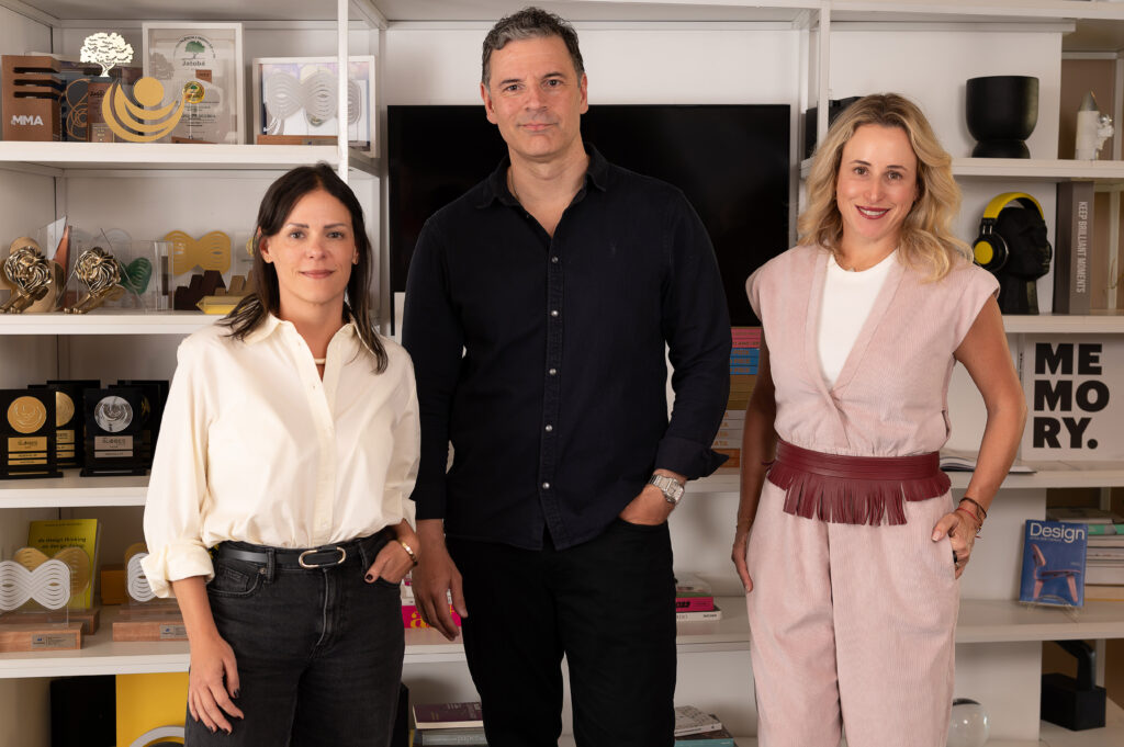 Da esquerda para direita: Fernanda Tchernobilsky (Co-CEO da PROS), Gustavo Aguiar (CMO da General Motors) e Daniela Graicar (Co-CEO da PROS).