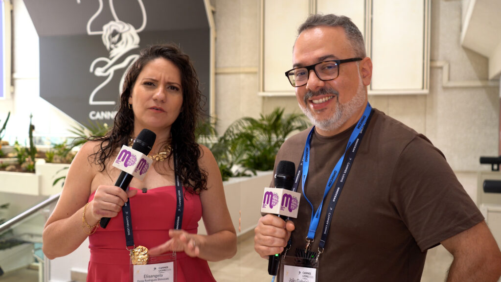 Elisangela Peres, diretora do Marcas pelo Mundo e João Gabriel, CSO da AlmapBBDO