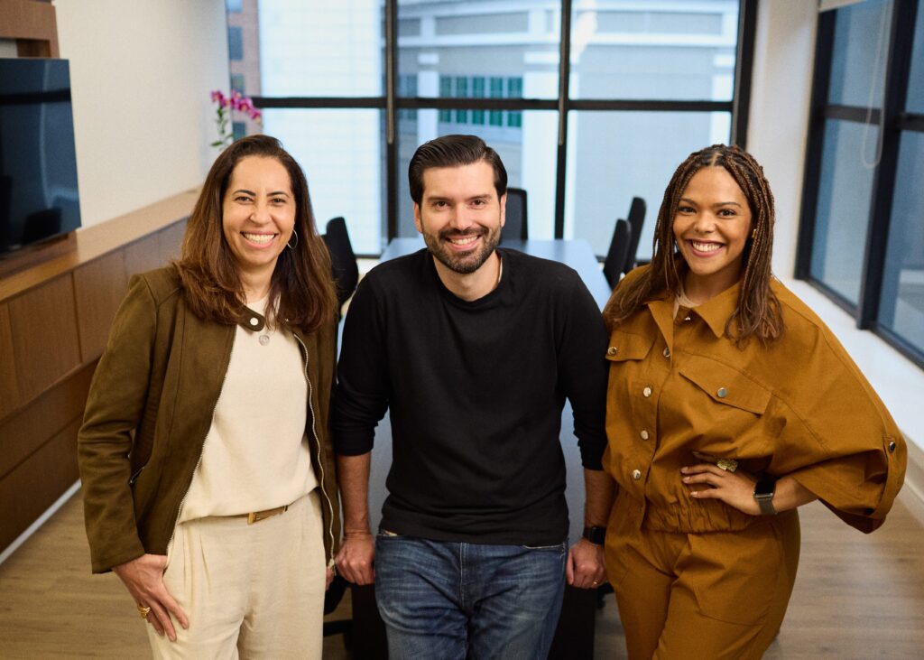 Tati Vitor e Ina - credito foto Felipe Rodrigues - Propeg e Gana oficializam parceria estratégica para combinar escala, cultura e inteligência digital sem abrir mão de suas identidades.