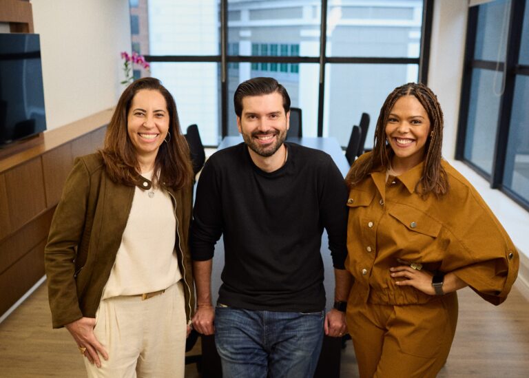 Tati Vitor e Ina - credito foto Felipe Rodrigues - Propeg e Gana oficializam parceria estratégica para combinar escala, cultura e inteligência digital sem abrir mão de suas identidades.