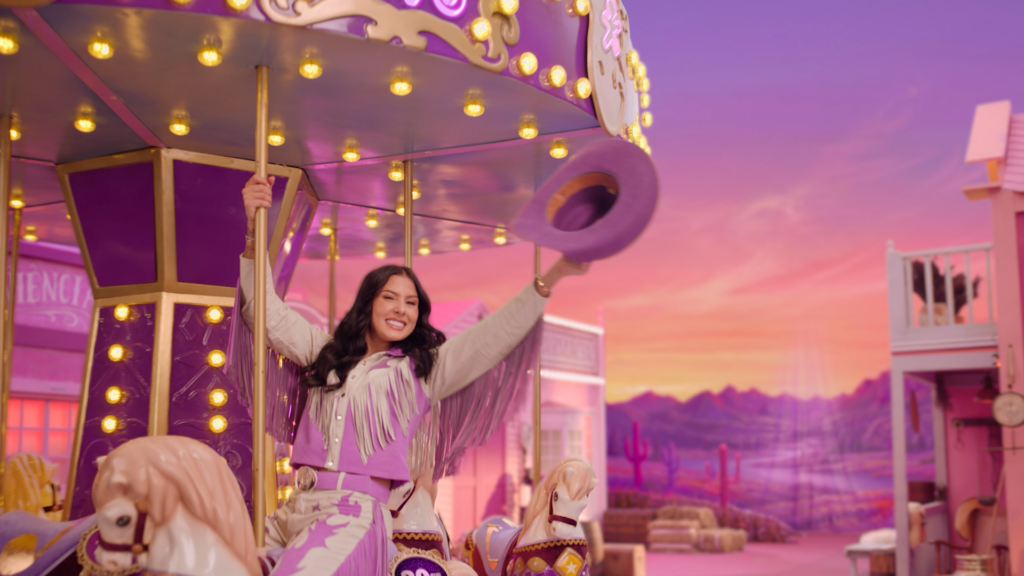 O chapéu de Ana Castela vira protagonista da nova campanha da Vivo