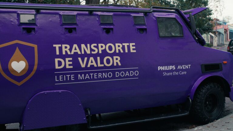 “Carga Preciosa”: Philips Avent leva carro-forte às ruas em campanha sobre doação de leite
