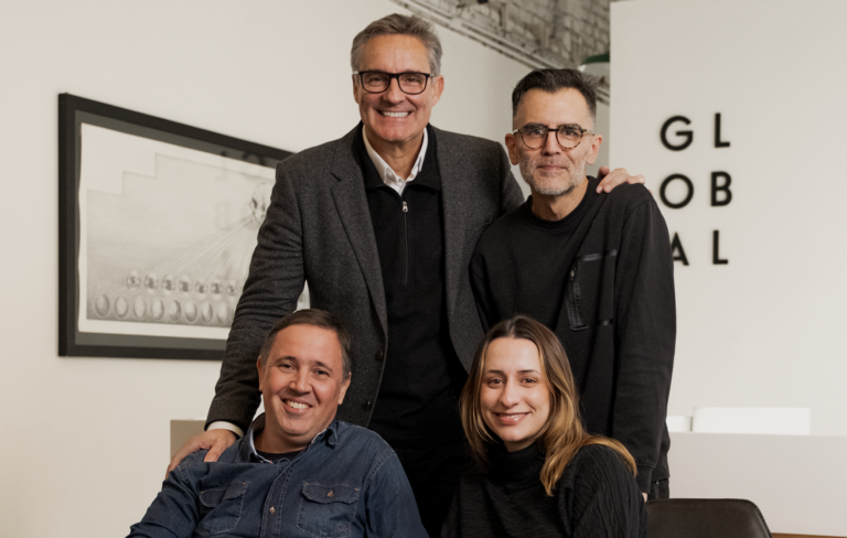 Legenda da foto: Da esquerda para a direita: Roberto Simões, Alexandre Skowronsky, Jordana Rosa e Vini Marques (crédito/ divulgação).