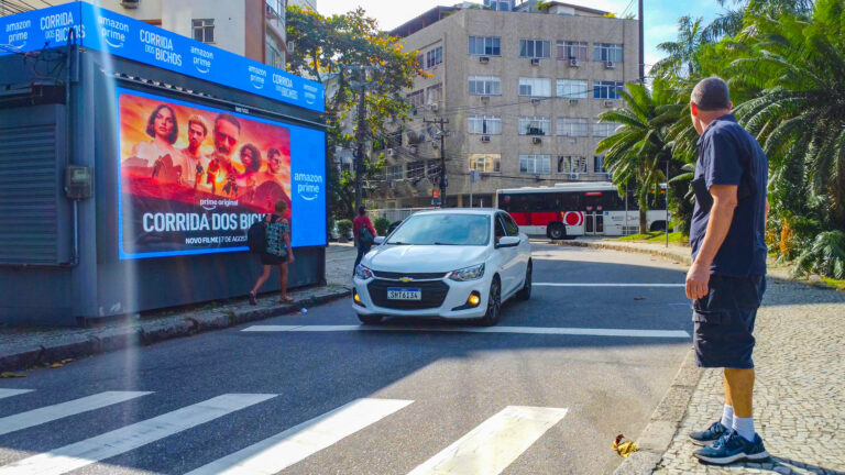 We OOH sincroniza telas de bancas e estreia novo formato de DOOH no Rio