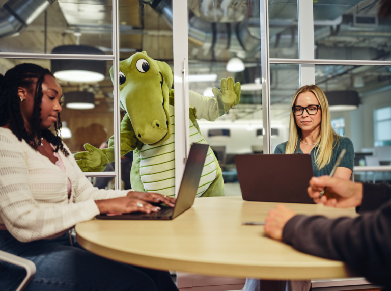 Crocs tira crocodilo do logo e apresenta Niles, mascote da marca