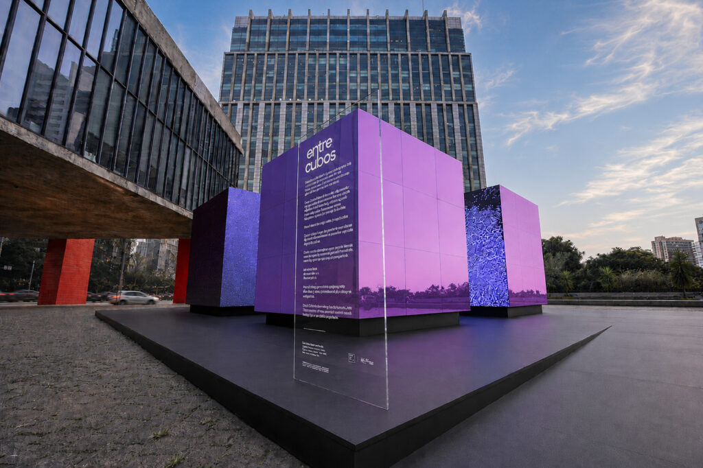 Nubank ocupa vão livre do MASP com experiência que reage aos movimentos do público