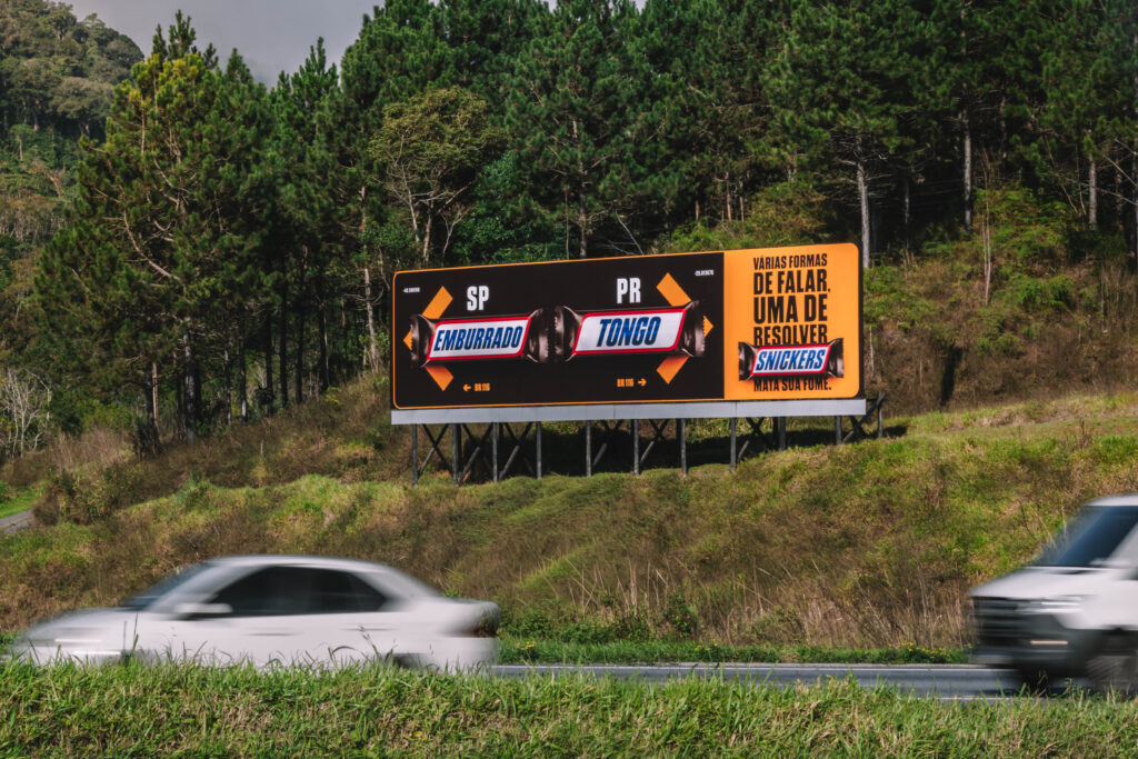 Snickers transforma expressões regionais para a fome em mídia OOH nas estradas brasileira - Foto: PabloVaz