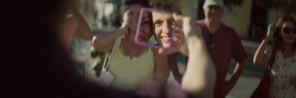 Denise Fraga voltam a questionar nossa relação com o celular em nova temporada de “A Vida Convida”