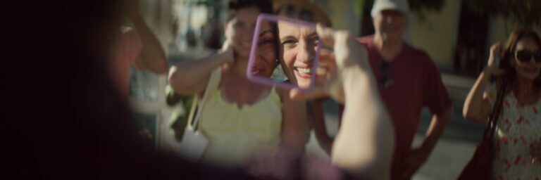 Denise Fraga voltam a questionar nossa relação com o celular em nova temporada de “A Vida Convida”