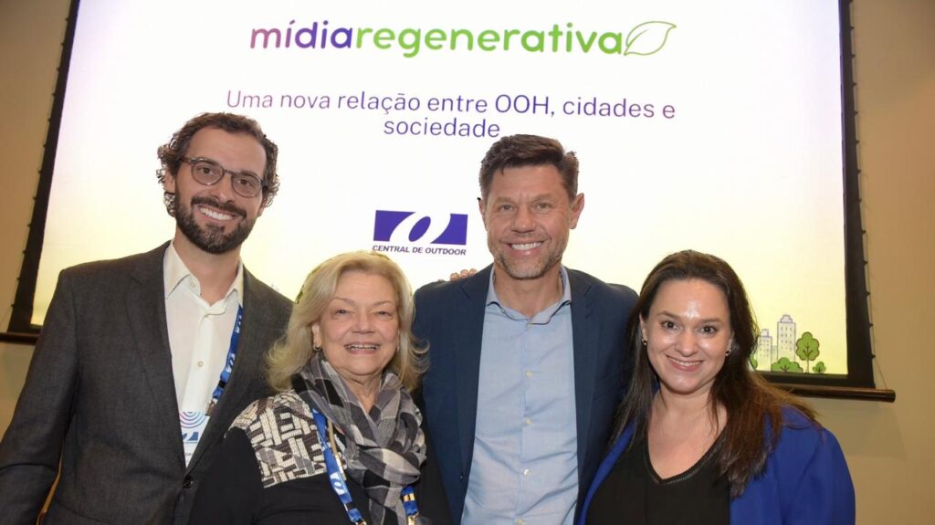 Felipe Davis, vice-presidente da Central de Outdoor, Regina Monteiro, presidente da CPPU e superintendente de Paisagem Urbana na SP Urbanismo, Halisson Pontarolla, presidente da Central de Outdoor, e Fabi Soriano, diretora executiva da associação, debatem sobre os resultados da pesquisa e o futuro da mídia regenerativa nas cidades - Crédito: Alê Oliveira