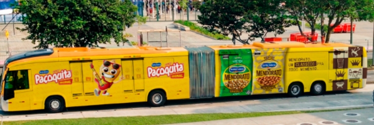 Paçoquita e Mendorato circulam pelo Rio em estratégia de OOH