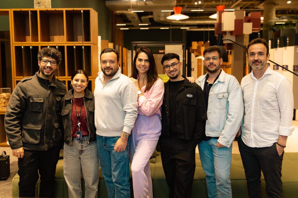 Legenda da imagem: Vinícius Guimarães (Duratex), Ramily Micheleti de Azevedo (Duratex), Vitor Pagani (Zest), Michelle de Paula (Zest), Carlos Junior Marques (Duratex), Vitor Luis Pereira (Duratex), Samuel Segatelli (Zest) (Crédito/ reprodução)