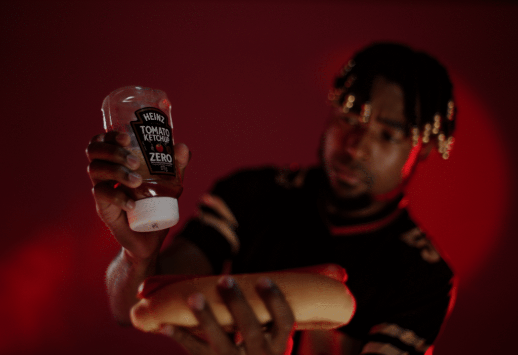 Heinz transforma chacoalhada do ketchup em passe de quarterback da NFL