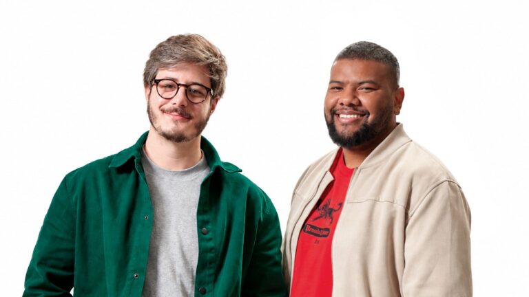 Da esquerda para a direita: Mateus Maziero e Eric Fernando, novos diretores de arte seniores da Leo.