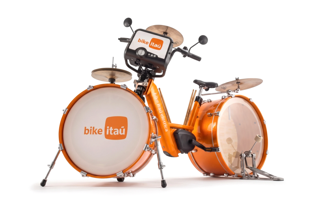 Do prompt para a rua: Itaú Unibanco transforma criações do Google Gemini em bikes