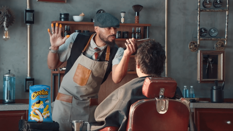 Cheetos transforma dedos sujos de salgadinho em campanha