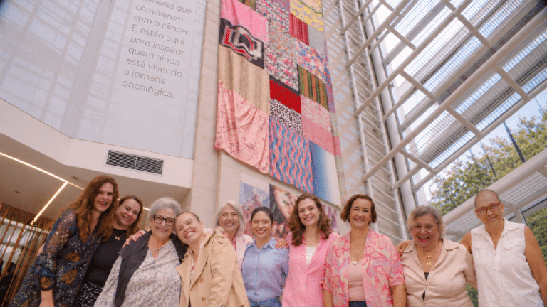 A.C.Camargo e VML Brasil transformam lenços usados por mulheres durante o tratamento do câncer em bandeira gigante