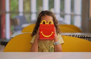 McDonald’s transforma caixa do McLanche Feliz em ferramenta de triagem da visão infantil