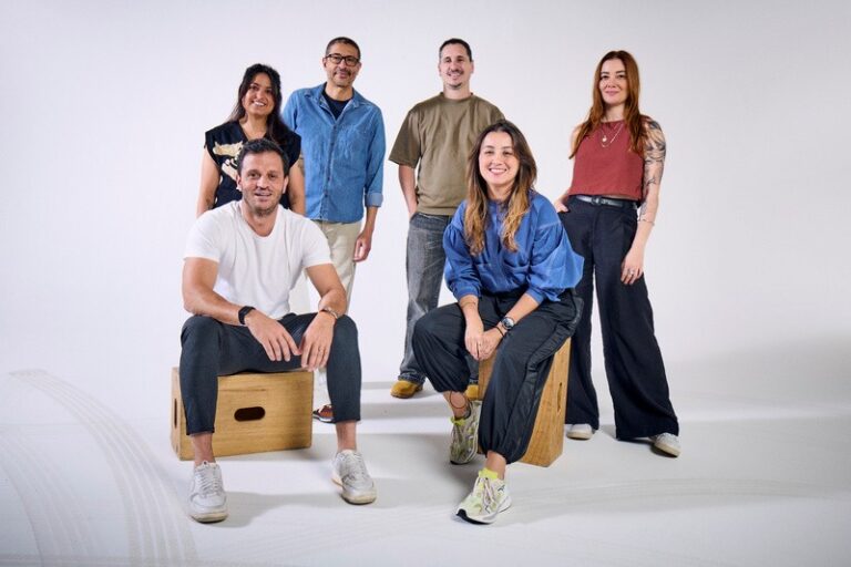 Sentados, à frente: Lucas Buléd e Clarice Salles. Em pé, da esquerda para a direita: Vanessa Zimerer, Cícero Souza, Kiko Borger e Priscylla Barros