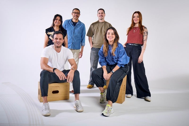 Sentados, à frente: Lucas Buléd e Clarice Salles. Em pé, da esquerda para a direita: Vanessa Zimerer, Cícero Souza, Kiko Borger e Priscylla Barros