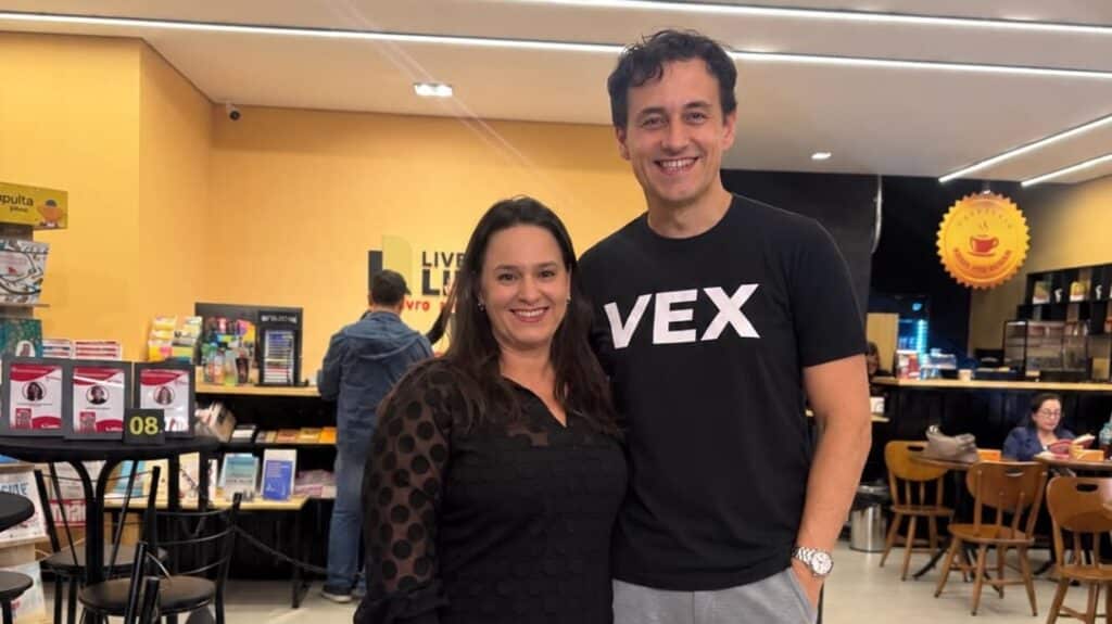 Fabi Soriano, diretora executiva da Central de Outdoor, e Guilherme Meyer, Diretor de Assuntos Internacionais da Central de Outdoor e CEO da Vex, participam do Doses de Mercado