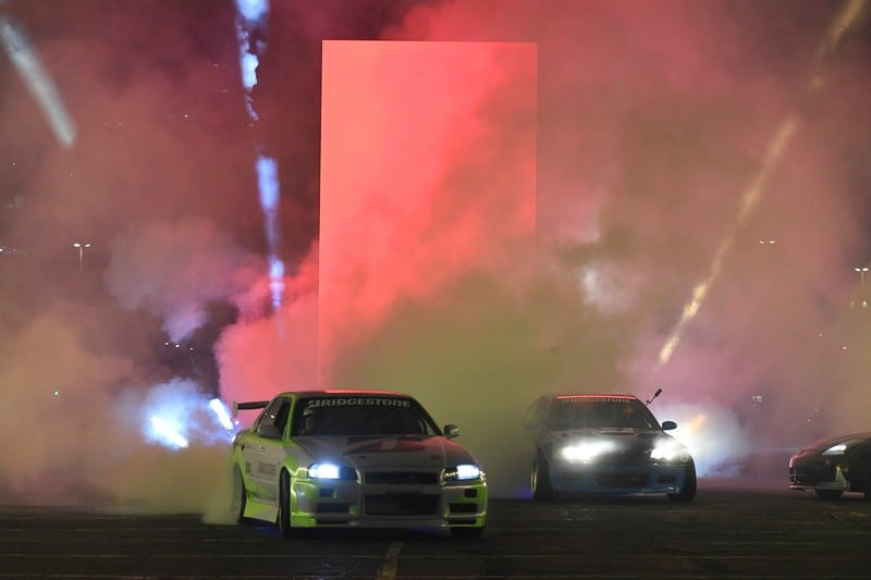 Desfile da FORCA contou com um show de drift realizado por carros equipados com pneus Bridgestone (Foto Zé Takahashi/FORCA Studio)