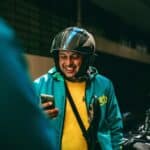 Keeta cria curso gratuito para entregadores aprenderem produção de conteúdo, vídeo pelo celular, redes sociais e trabalhos com marcas.