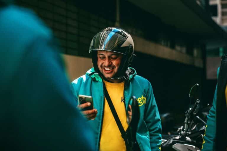 Keeta cria curso gratuito para entregadores aprenderem produção de conteúdo, vídeo pelo celular, redes sociais e trabalhos com marcas.