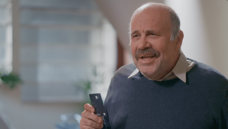 LATAM Pass aposta em sitcom com Otávio Müller e Julia Ferrari para democratizar o uso e acúmulo de milhas no dia a dia