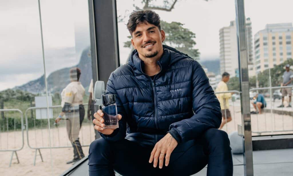 O Boticário coloca Gabriel Medina para treinar em cubo gelado na praia de Ipanema