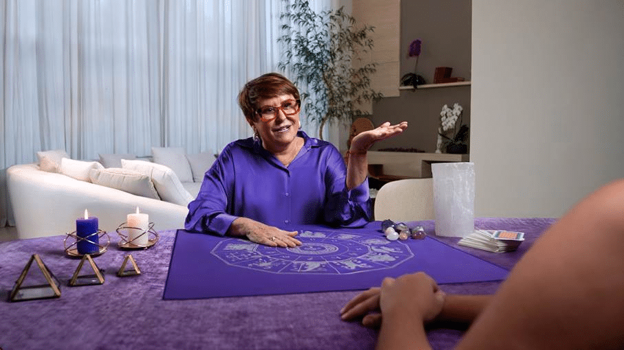 Márcia Sensitiva transforma o “vácuo” de aplicativos de troca de mensagens em orientação de segurança no trânsito, em campanha da Motiva criada pela Talent