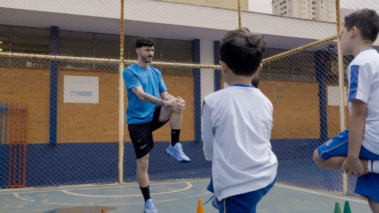 "Uma vida inteira de aprendizados": FTD Educação estreia campanha documental para o Dia dos Professores