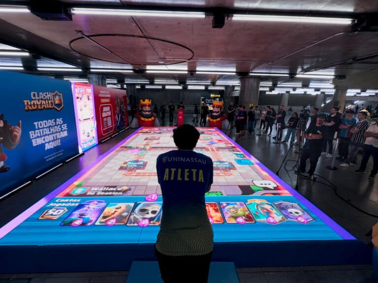 Clash Royale transforma estação Sé em arena gamer com torneios gratuitos