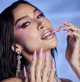 Trident cria unha de chiclete de verdade para Boca Rosa após Baile da Sephora