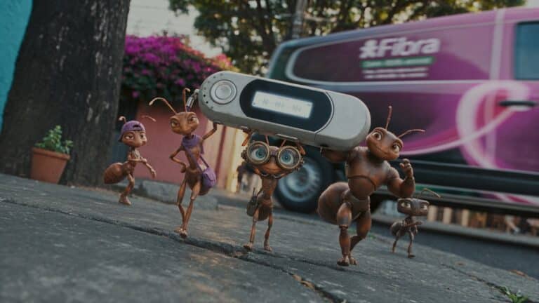Vivo celebra 20 anos do Vivo Recicle com campanha animada que usa formiguinhas para incentivar o descarte correto de eletrônicos.